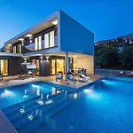 Quiet Land With Pool And Badminton Court *