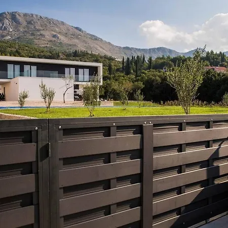 Vila Quiet Land With Pool And Badminton Court